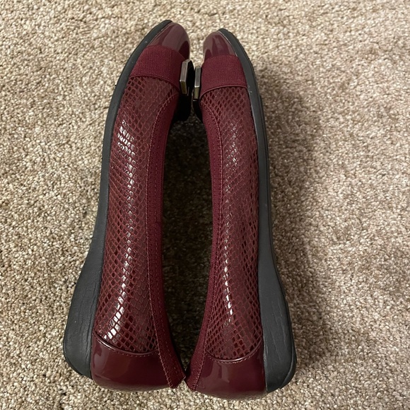 Women's AK Sport Burgundy Flats Size 8.5 M Like New Comfy - Picture 6 of 9